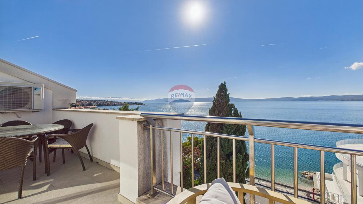 Crikvenica, Selce – Appartamento quadrilocale in prima fila sul mare