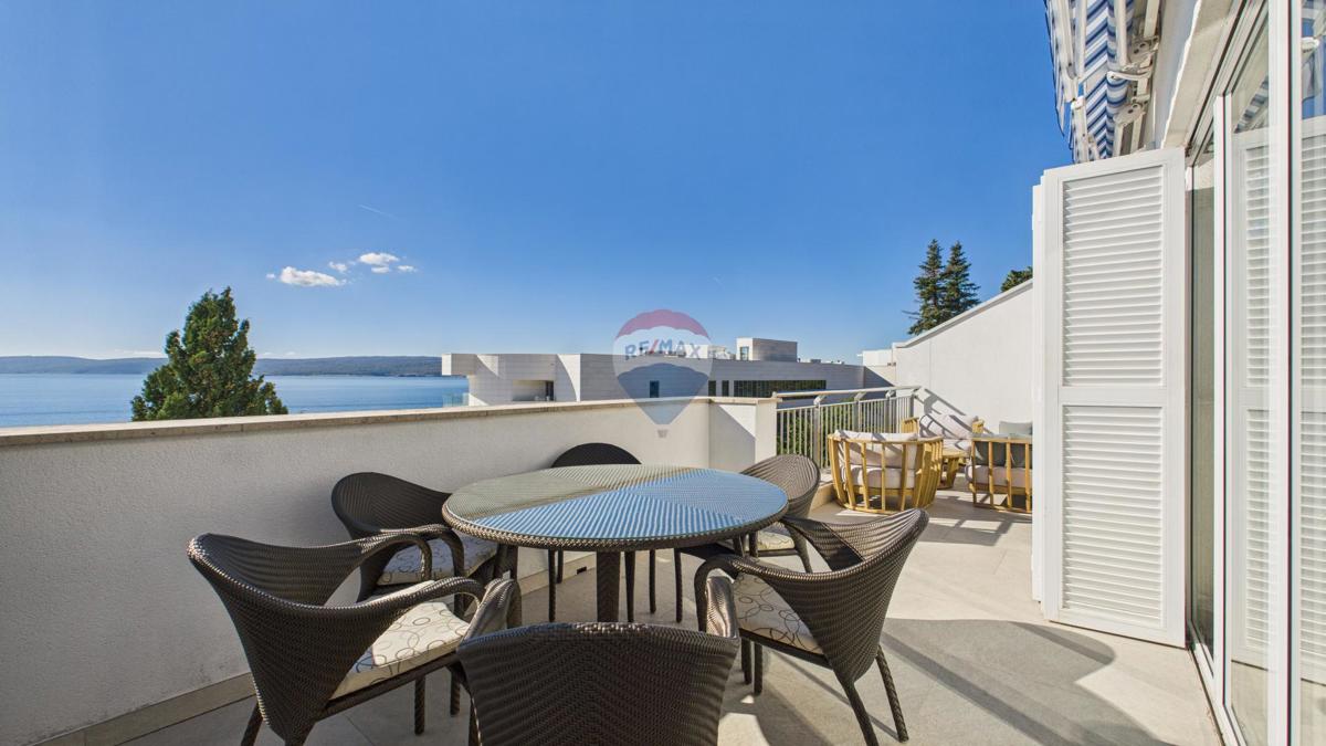 Crikvenica, Selce – Appartamento quadrilocale in prima fila sul mare