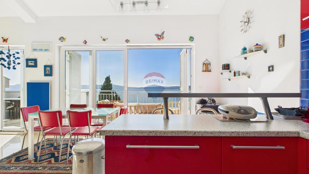 Crikvenica, Selce – Appartamento quadrilocale in prima fila sul mare