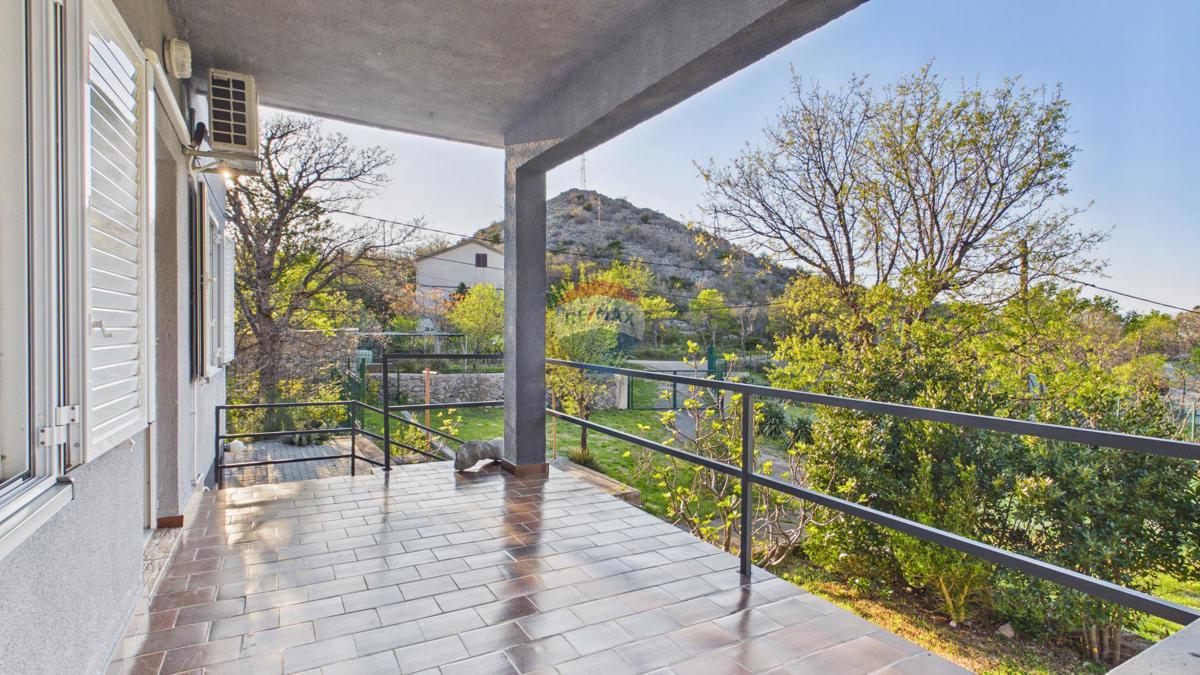 Senj, Sv. Juraj – casa con ampio terreno a 500 m dal mare