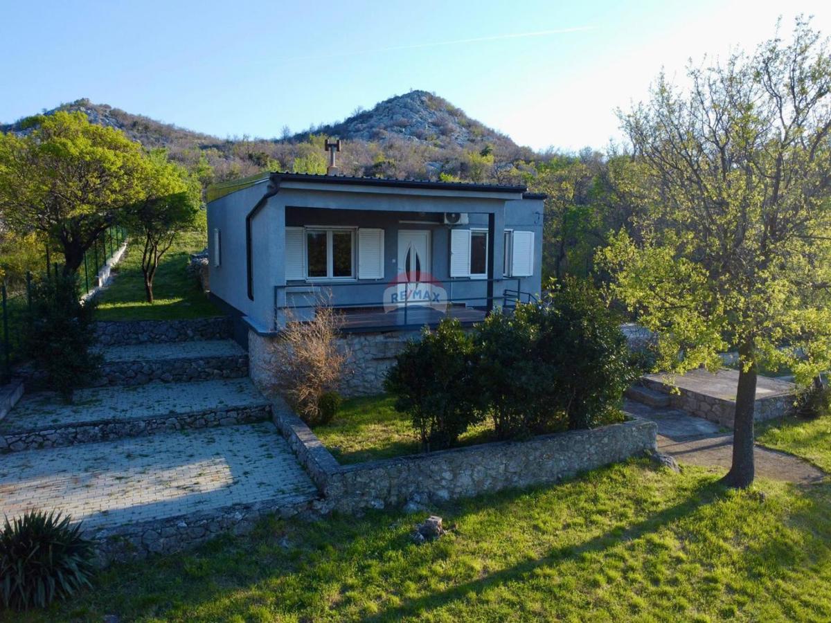 Senj, Sv. Juraj – casa con ampio terreno a 500 m dal mare