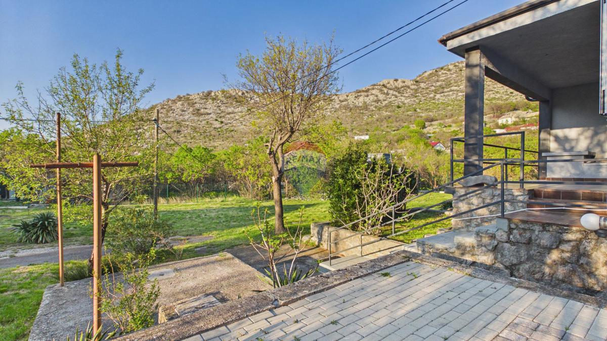 Senj, Sv. Juraj – casa con ampio terreno a 500 m dal mare