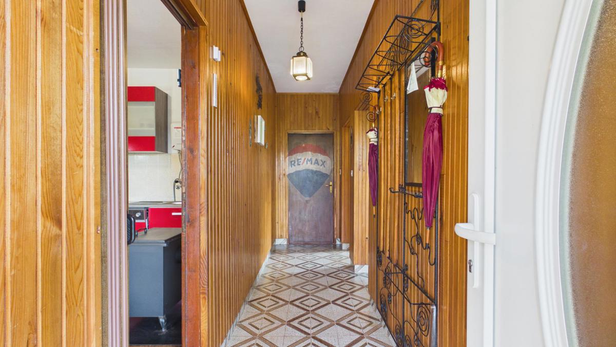 Senj, Sv. Juraj – casa con ampio terreno a 500 m dal mare