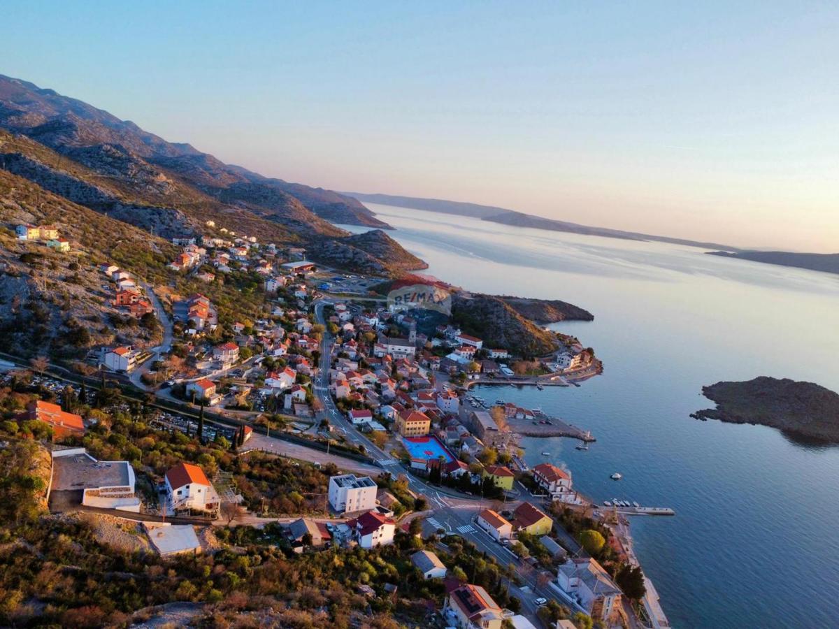 Senj, Sv. Juraj – casa con ampio terreno a 500 m dal mare