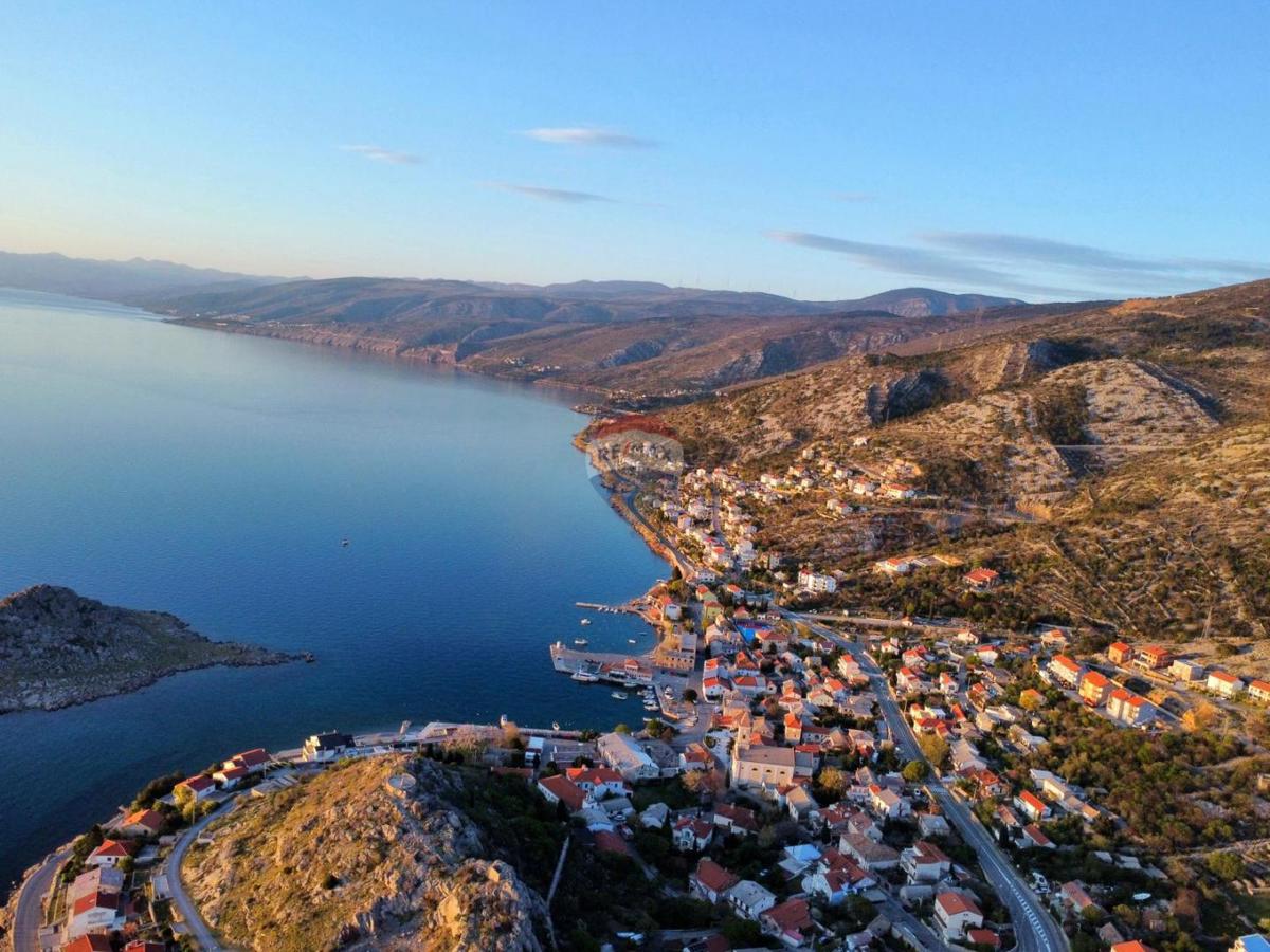 Senj, Sv. Juraj – casa con ampio terreno a 500 m dal mare