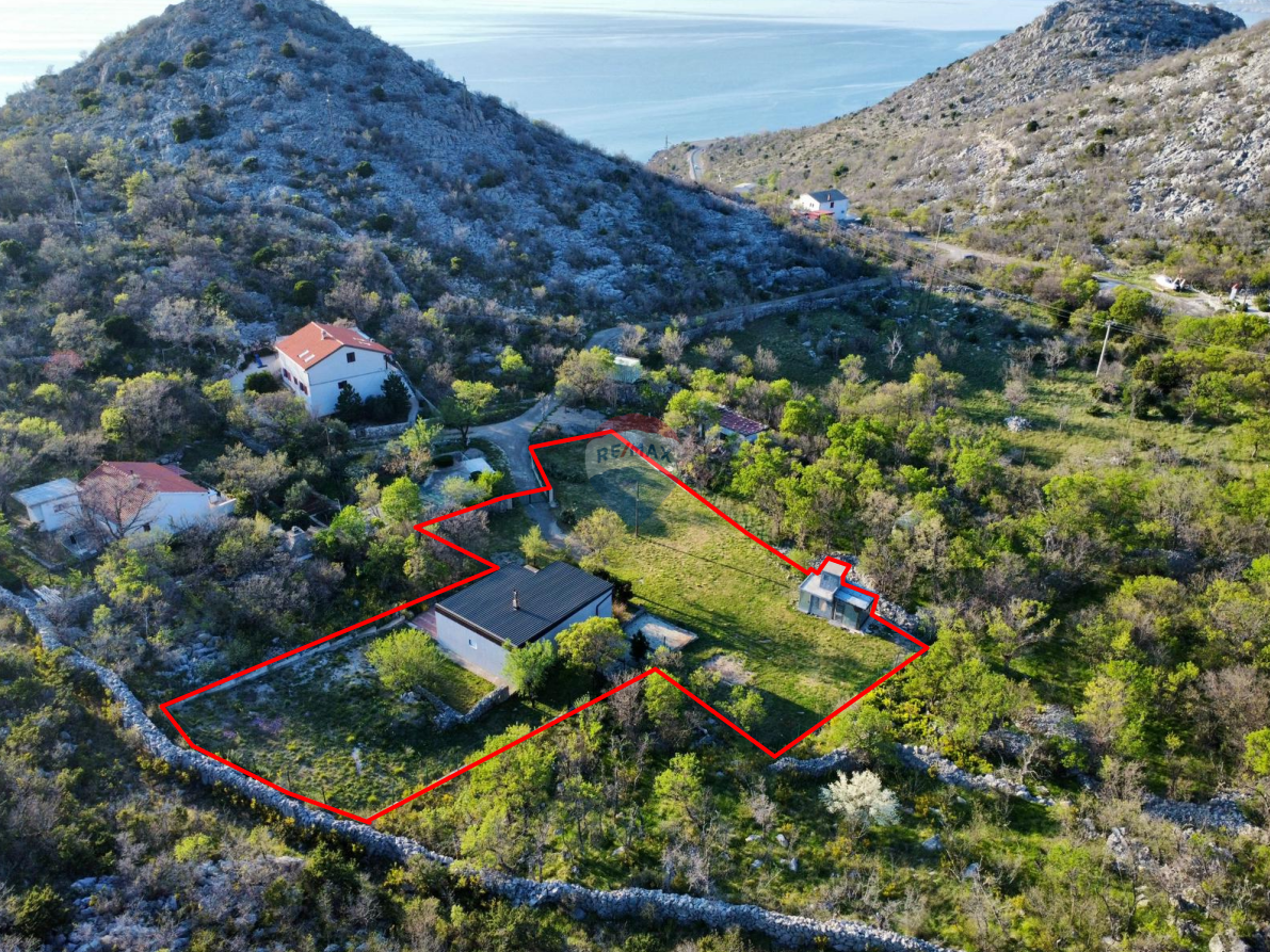 Senj, Sv. Juraj – casa con ampio terreno a 500 m dal mare