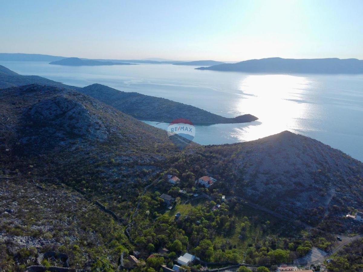 Senj, Sv. Juraj – casa con ampio terreno a 500 m dal mare