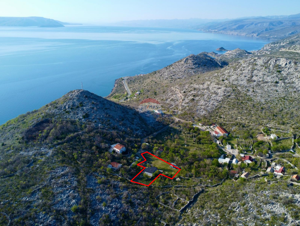 Senj, Sv. Juraj – casa con ampio terreno a 500 m dal mare