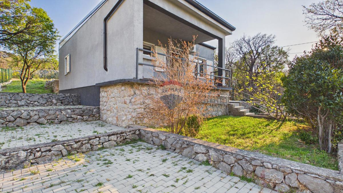 Senj, Sv. Juraj – casa con ampio terreno a 500 m dal mare