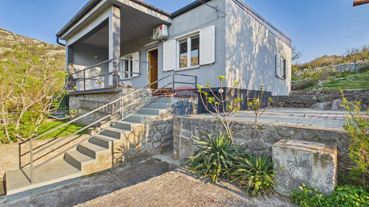 Senj, Sv. Juraj – casa con ampio terreno a 500 m dal mare