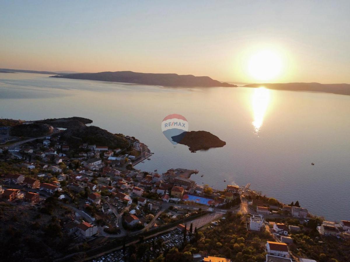 Senj, Sv. Juraj – casa con ampio terreno a 500 m dal mare