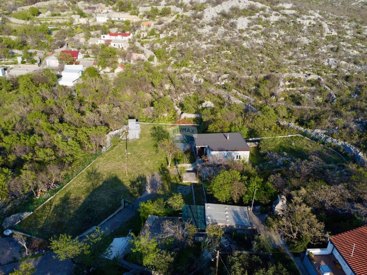 Senj, Sv. Juraj – casa con ampio terreno a 500 m dal mare