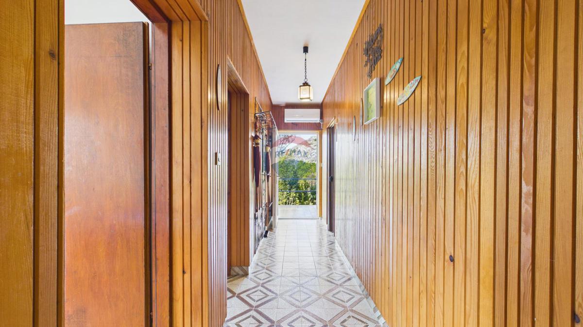 Senj, Sv. Juraj – casa con ampio terreno a 500 m dal mare