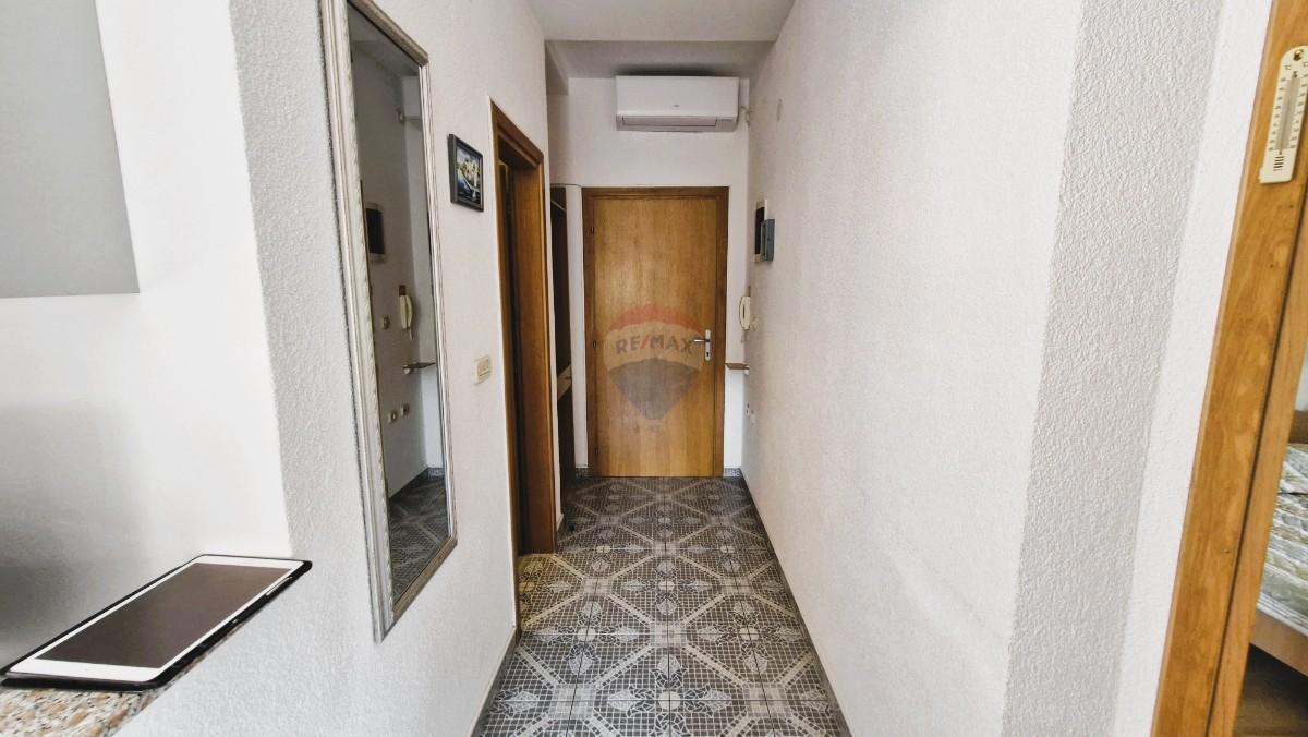 Medulin, Vinkuran, appartamento con due camere da letto e balcone, a 600 m dal mare  Slovenski:
