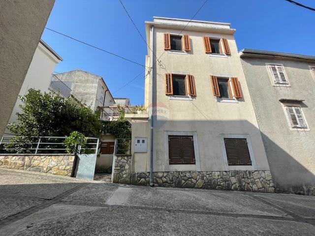 Isola di Krk, Dobrinj, casa con terrazza sul tetto e vista mare
