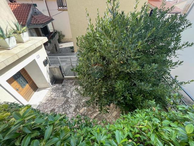 Isola di Krk, Dobrinj, casa con terrazza sul tetto e vista mare