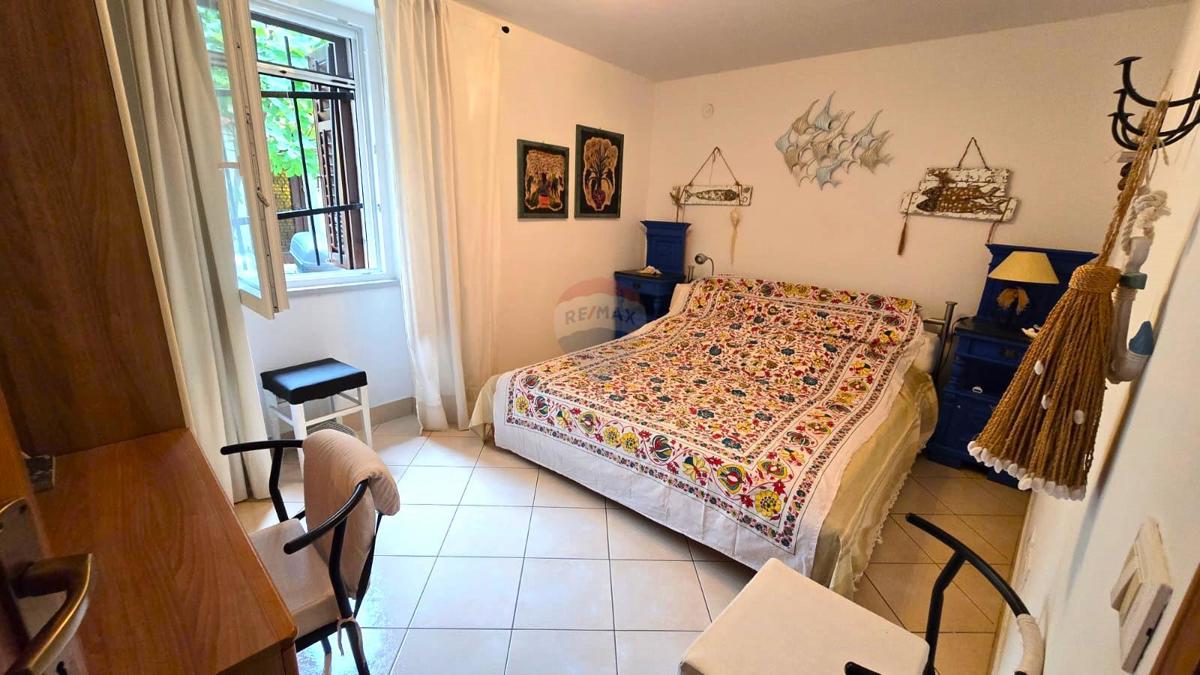 Istria, Rovigno, centro, strada tranquilla, due appartamenti + cortile privato