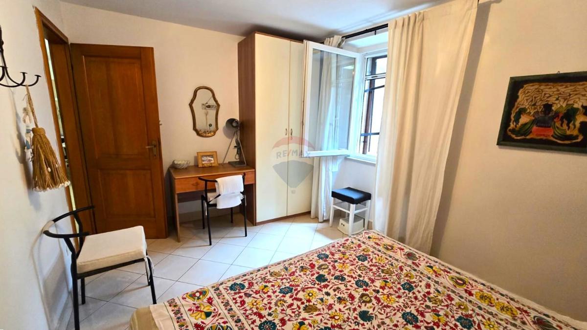 Istria, Rovigno, centro, strada tranquilla, due appartamenti + cortile privato