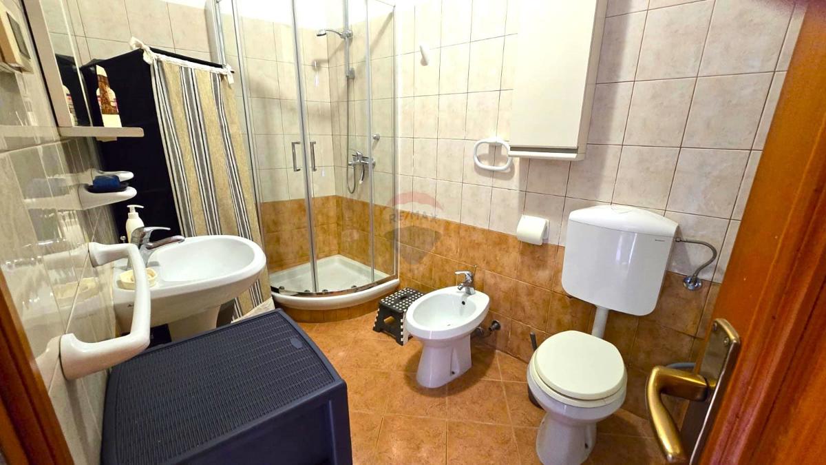 Istria, Rovigno, centro, strada tranquilla, due appartamenti + cortile privato