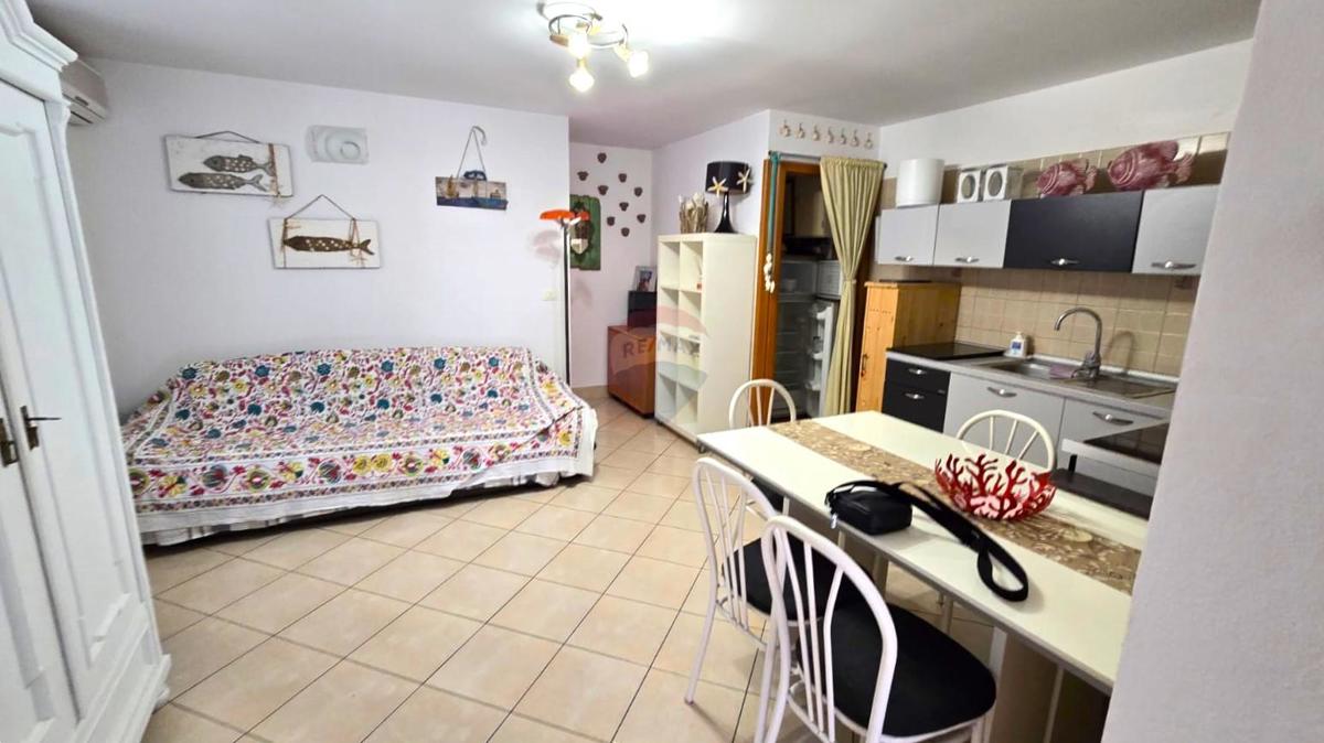 Istria, Rovigno, centro, strada tranquilla, due appartamenti + cortile privato