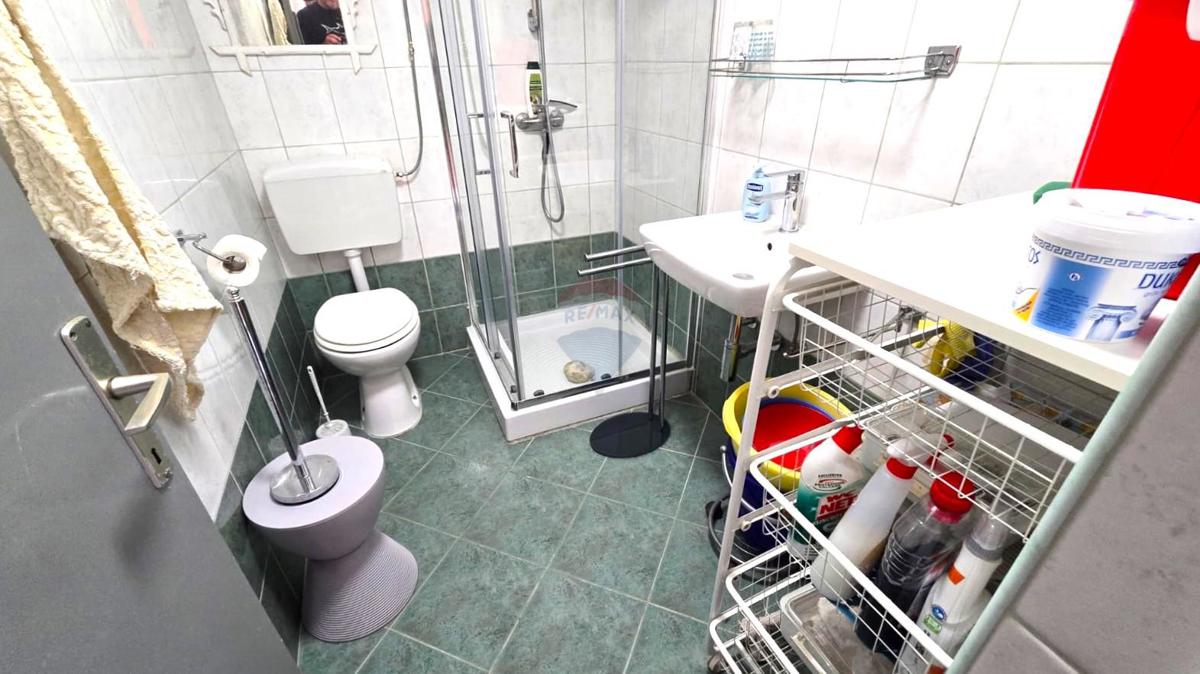 Istria, Rovigno, centro, strada tranquilla, due appartamenti + cortile privato