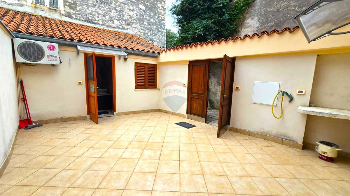 Istria, Rovigno, centro, strada tranquilla, due appartamenti + cortile privato