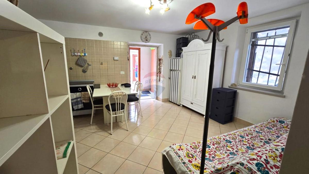 Istria, Rovigno, centro, strada tranquilla, due appartamenti + cortile privato