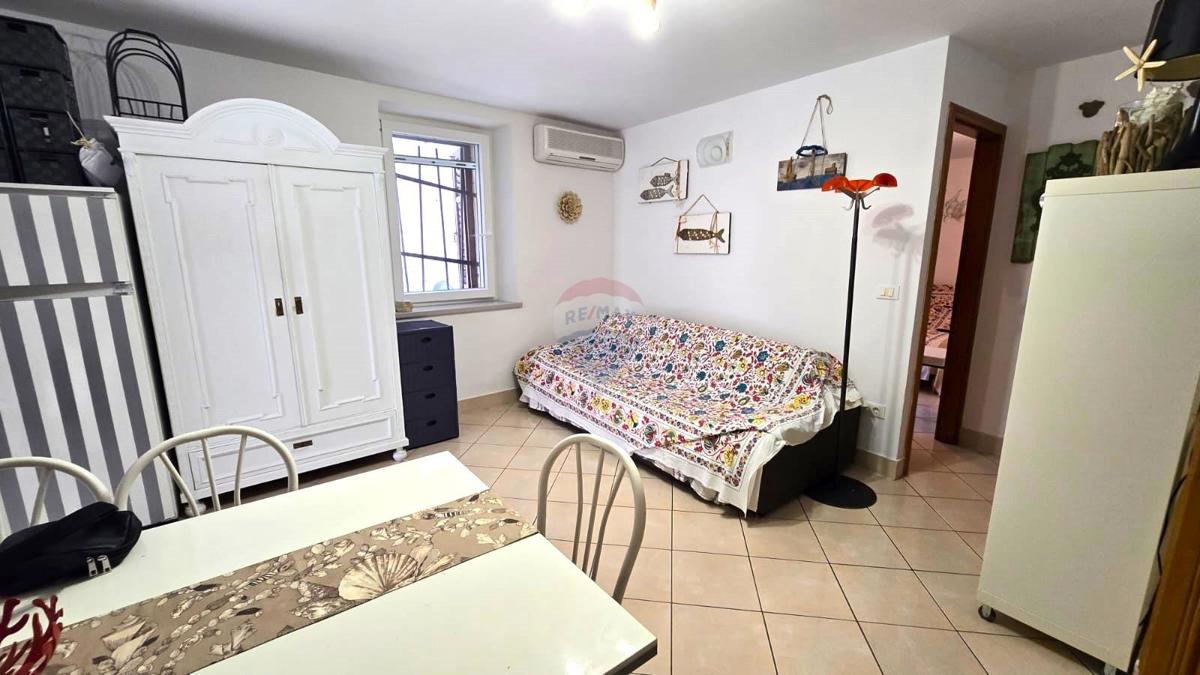Istria, Rovigno, centro, strada tranquilla, due appartamenti + cortile privato