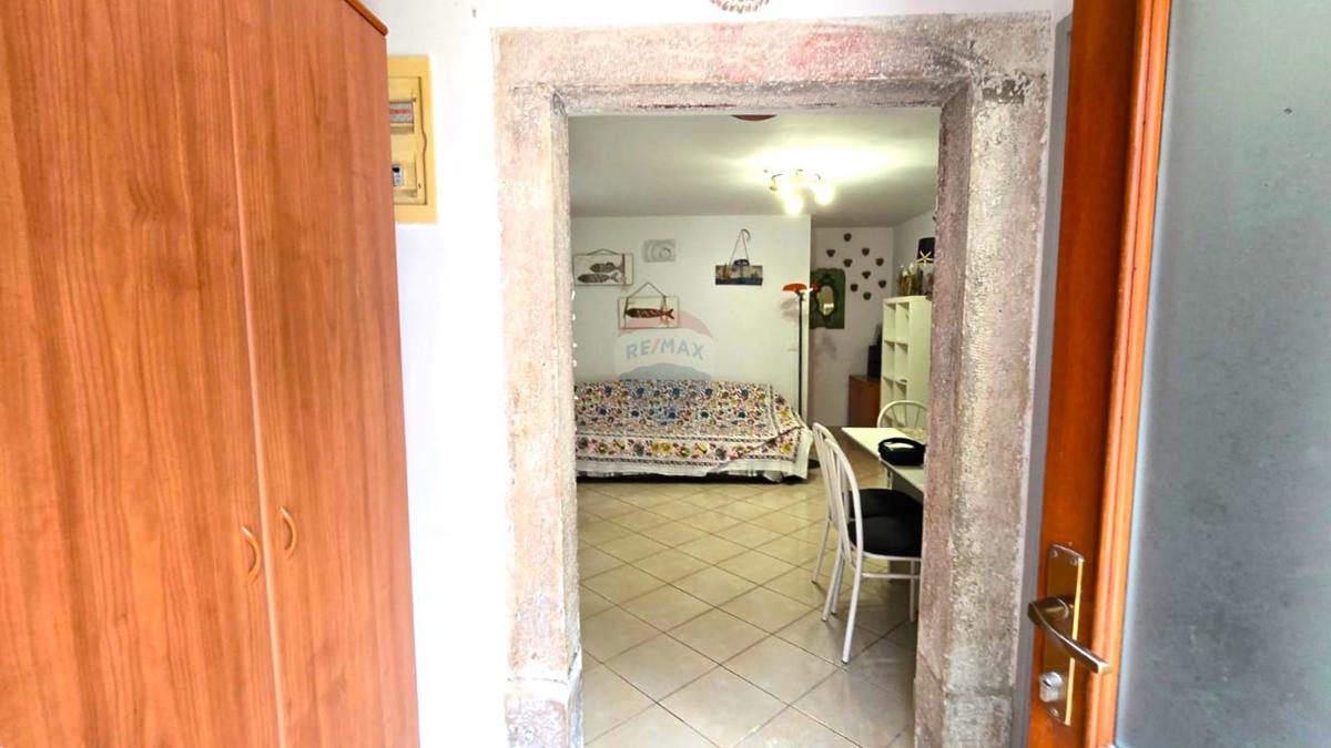 Istria, Rovigno, centro, strada tranquilla, due appartamenti + cortile privato
