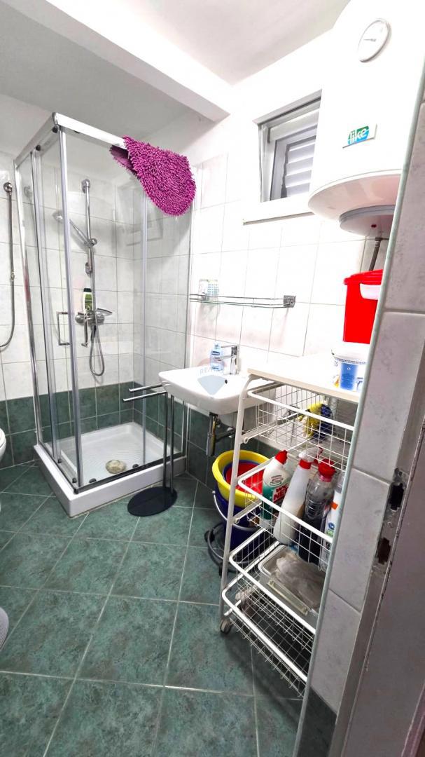 Istria, Rovigno, centro, strada tranquilla, due appartamenti + cortile privato