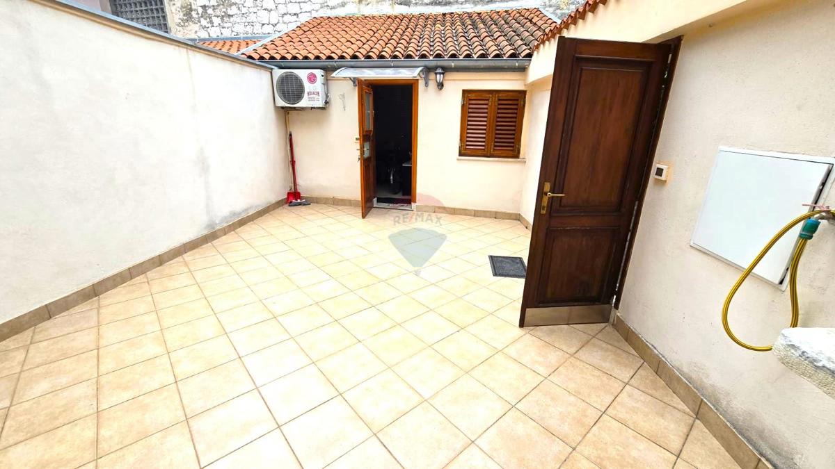 Istria, Rovigno, centro, strada tranquilla, due appartamenti + cortile privato
