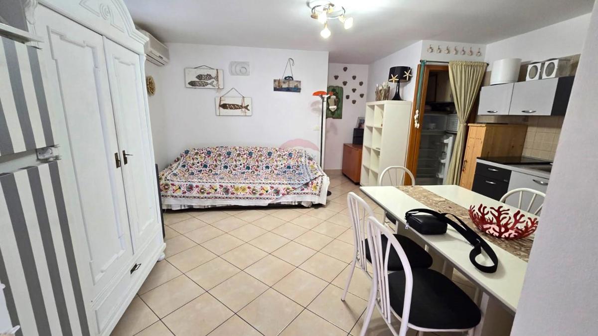 Istria, Rovigno, centro, strada tranquilla, due appartamenti + cortile privato