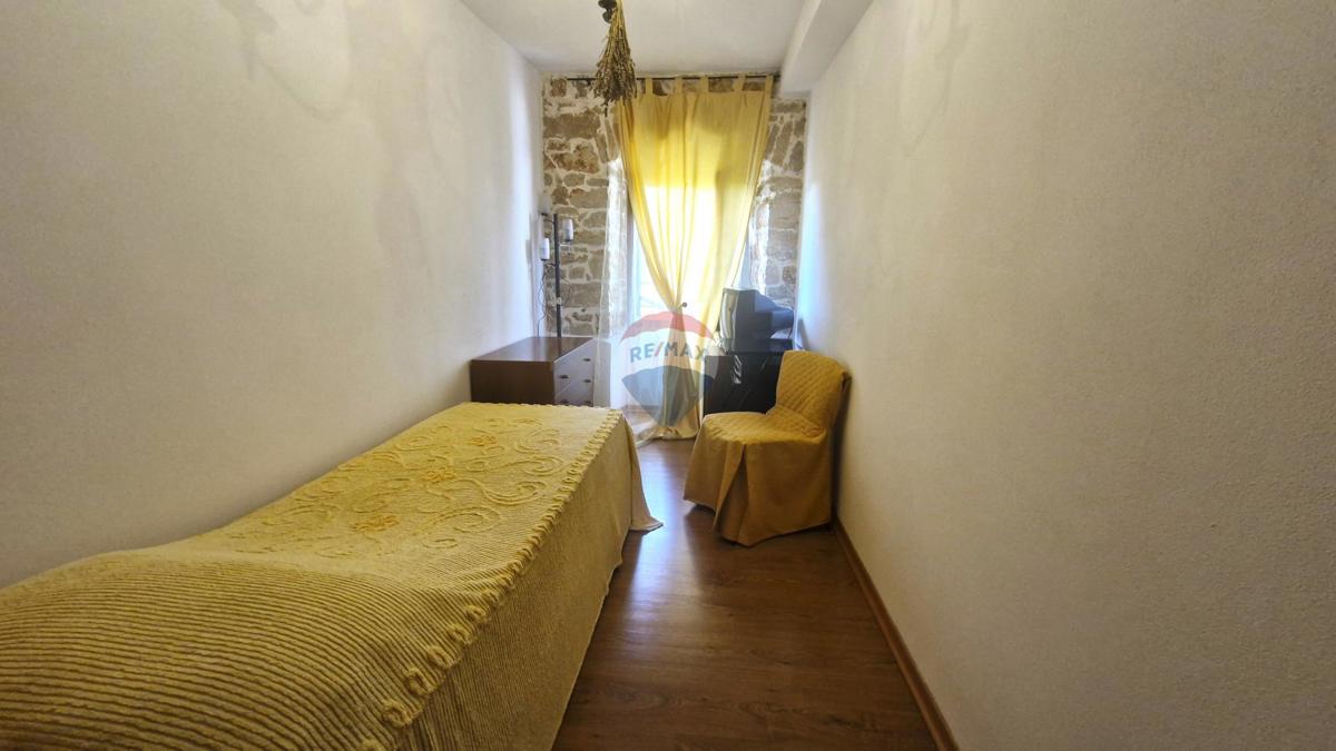 Parenzo, area più ampia – casa istriana ristrutturata, 194 m² di superficie abitabile, 900 m² di terreno