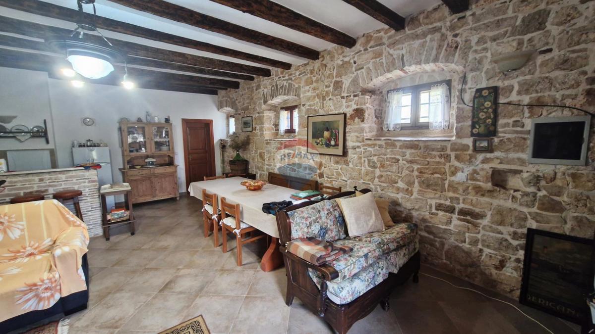 Parenzo, area più ampia – casa istriana ristrutturata, 194 m² di superficie abitabile, 900 m² di terreno