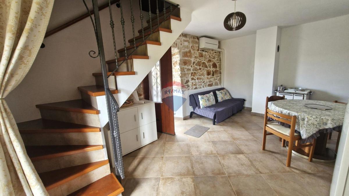 Parenzo, area più ampia – casa istriana ristrutturata, 194 m² di superficie abitabile, 900 m² di terreno