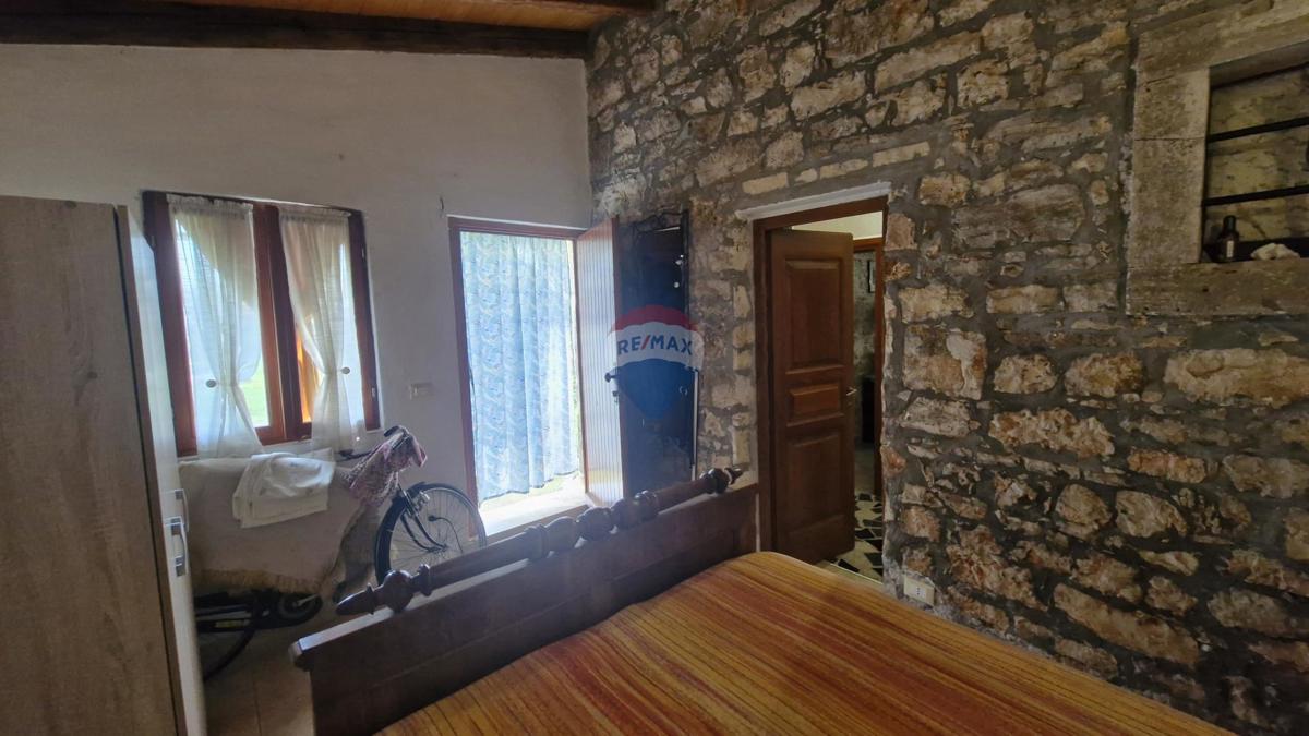 Parenzo, area più ampia – casa istriana ristrutturata, 194 m² di superficie abitabile, 900 m² di terreno