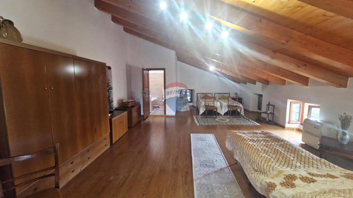 Parenzo, area più ampia – casa istriana ristrutturata, 194 m² di superficie abitabile, 900 m² di terreno
