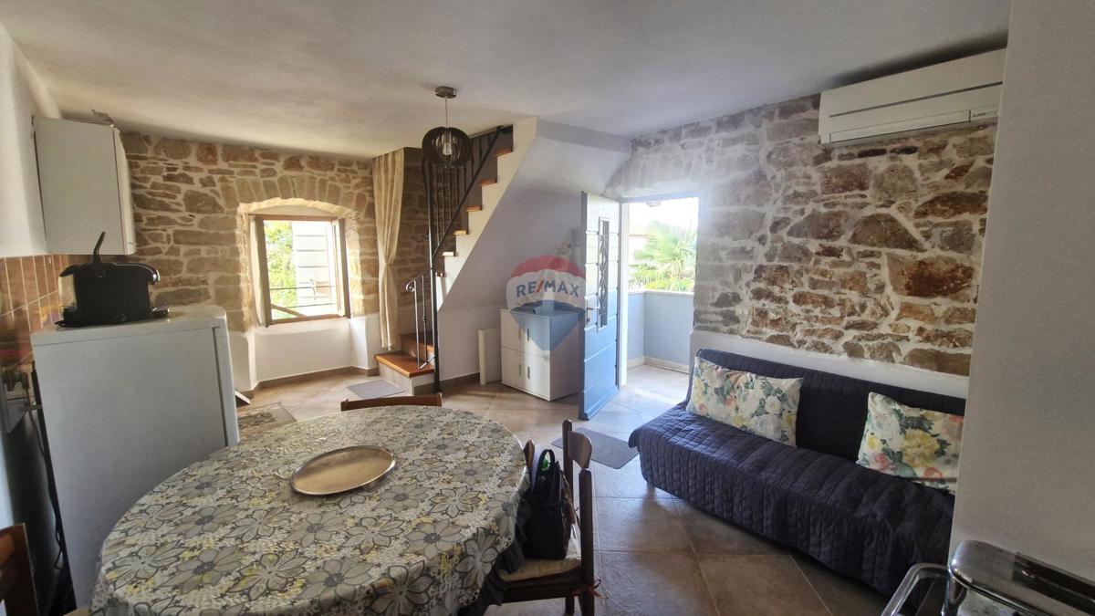 Parenzo, area più ampia – casa istriana ristrutturata, 194 m² di superficie abitabile, 900 m² di terreno