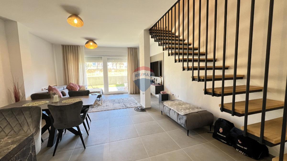 Istria, Cittanova – Appartamento su due piani con vista e giardino