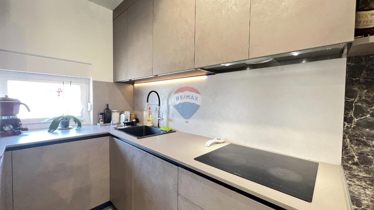 Istria, Cittanova – Appartamento su due piani con vista e giardino