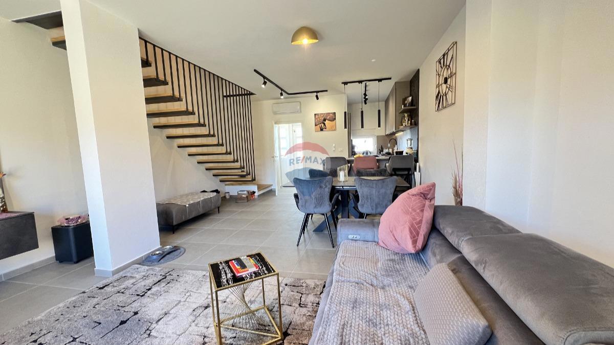 Istria, Cittanova – Appartamento su due piani con vista e giardino