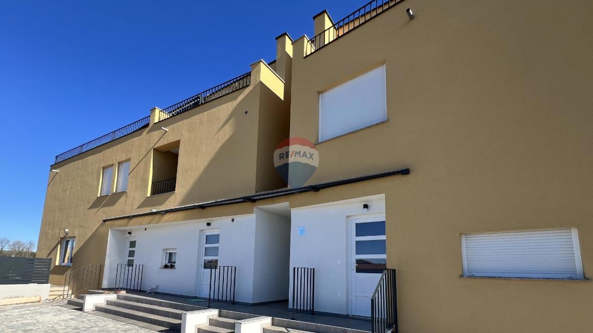 Istria, Cittanova – Appartamento su due piani con vista e giardino