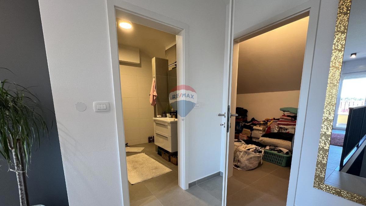 Istria, Cittanova – Appartamento su due piani con vista e giardino