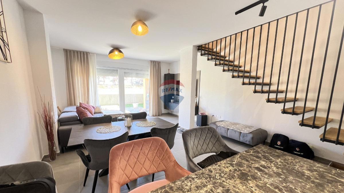 Istria, Cittanova – Appartamento su due piani con vista e giardino