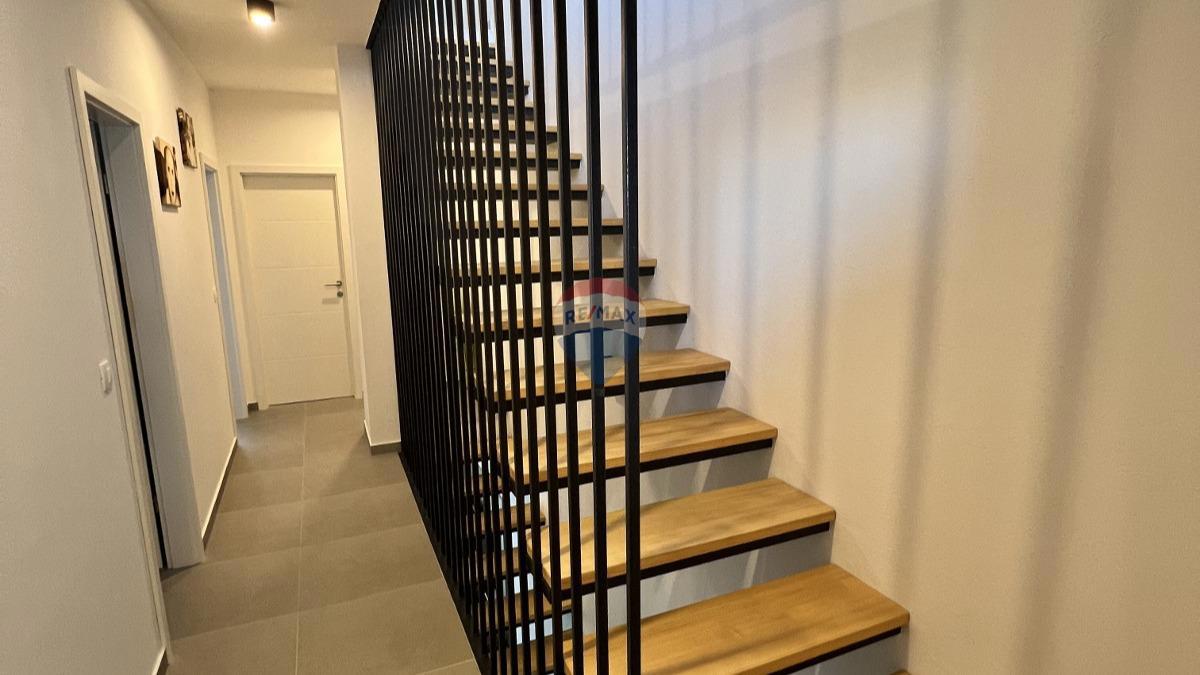 Istria, Cittanova – Appartamento su due piani con vista e giardino