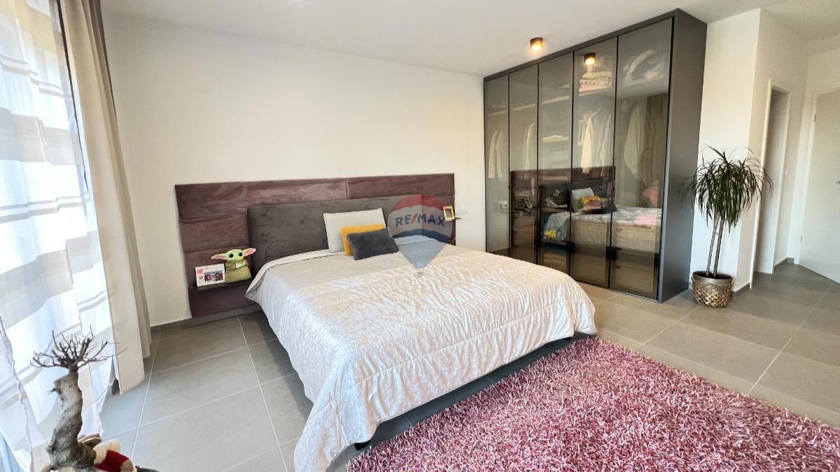 Istria, Cittanova – Appartamento su due piani con vista e giardino