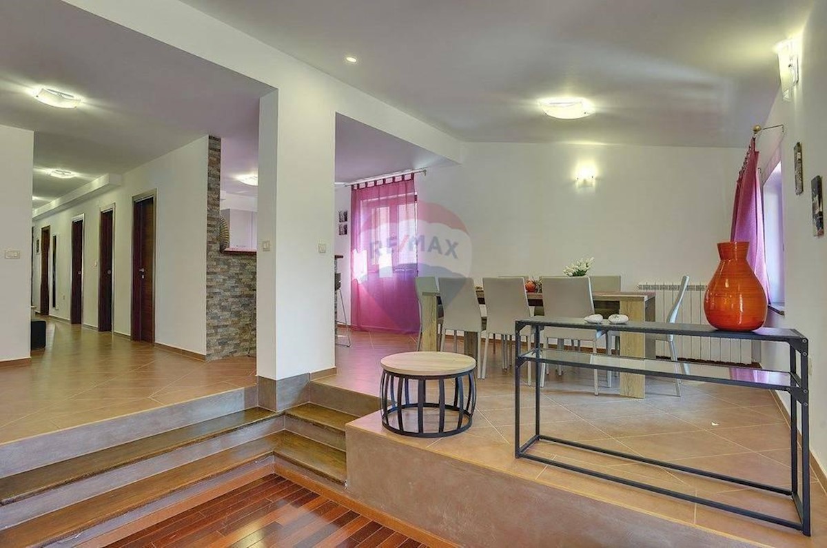 Villa Singola/Casa Vacanza Valdebek, Pula, 400m2