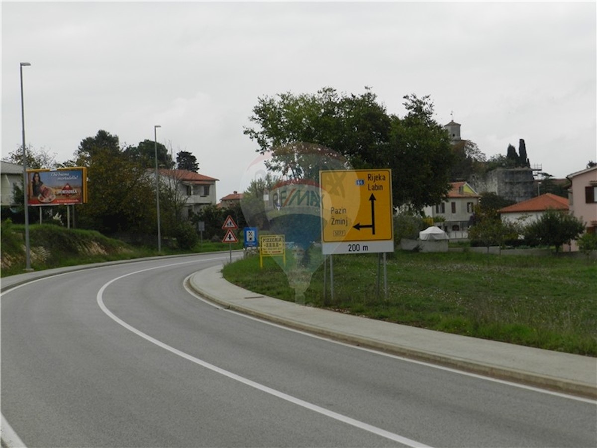 Distributori di benzina con edificio commerciale disponibile sulla principale strada panoramica in Istria