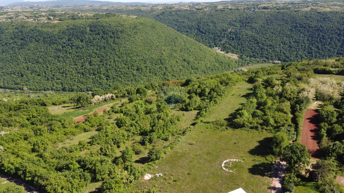 ISTRIA, PIĆAN - Building land 2000m2 + farmland. 4000m2, construction started 