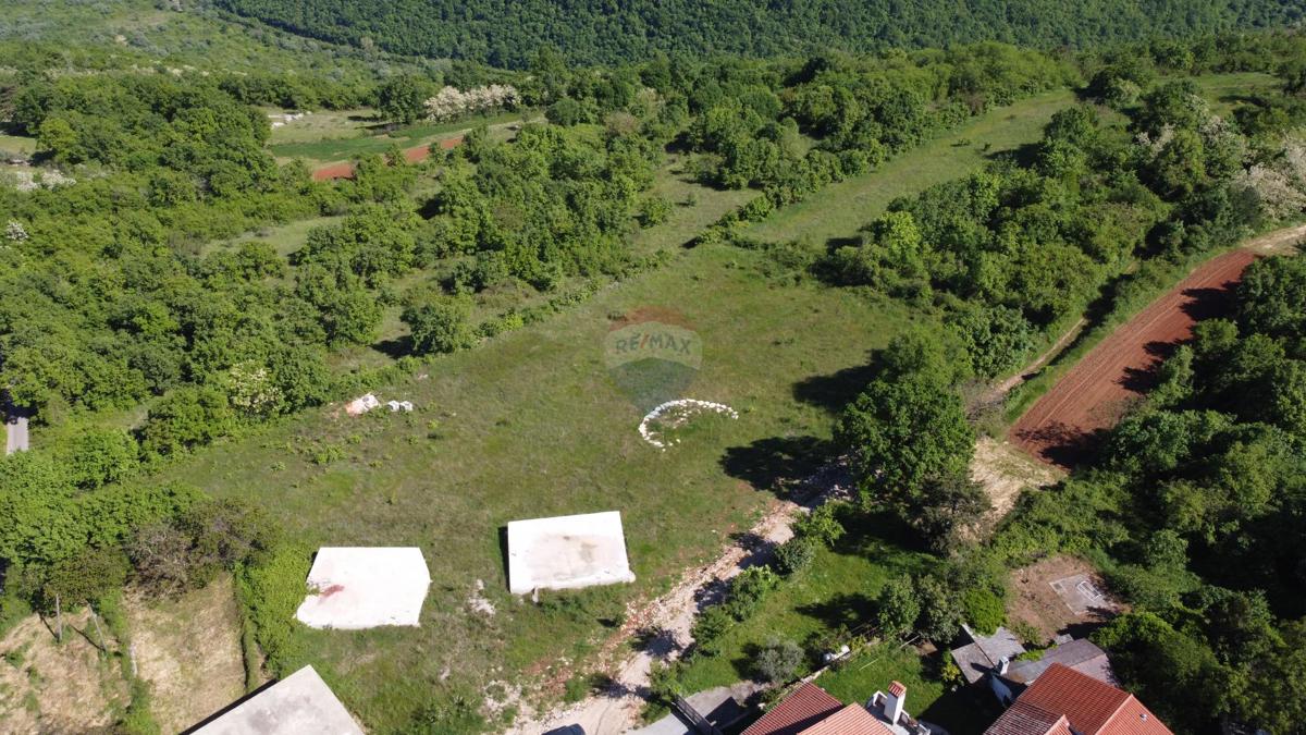 ISTRIA, PIĆAN - Building land 2000m2 + farmland. 4000m2, construction started 